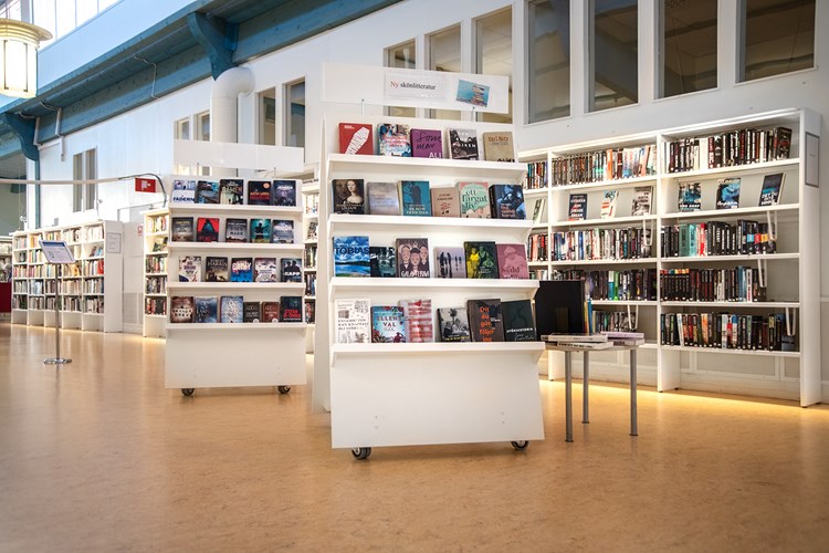 Présentoir mobile Say "A" (bibliothèque municipale de Sala, Suède)