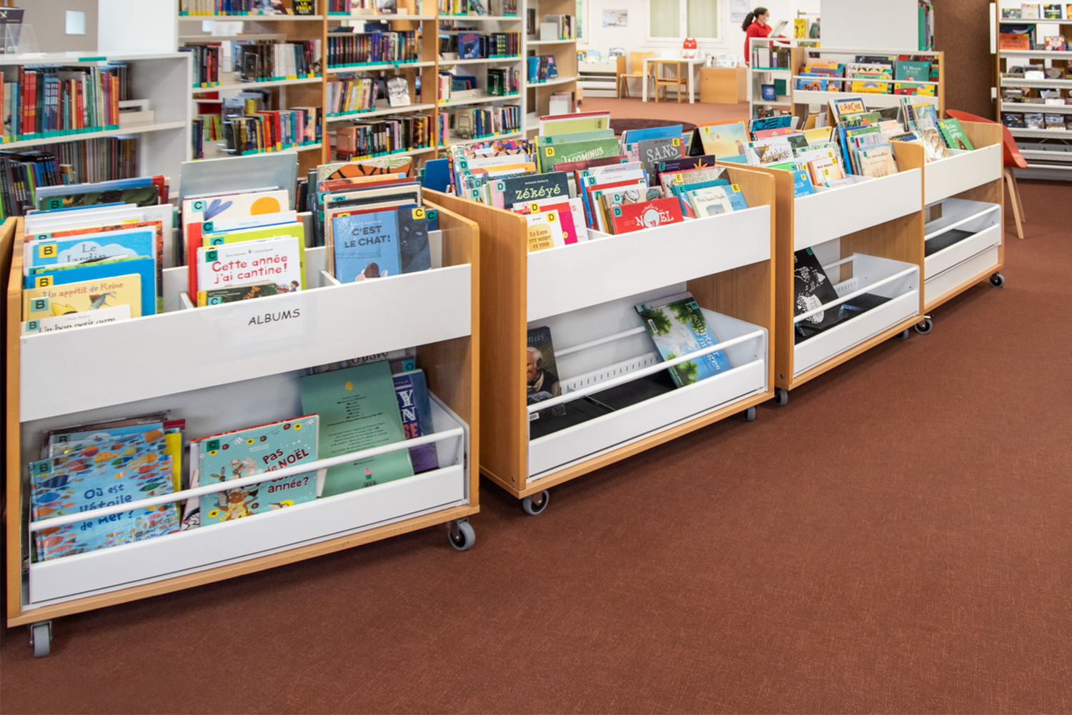 Après recyclage: ensemble de bacs mobiles avec bac inférieur télescopique.